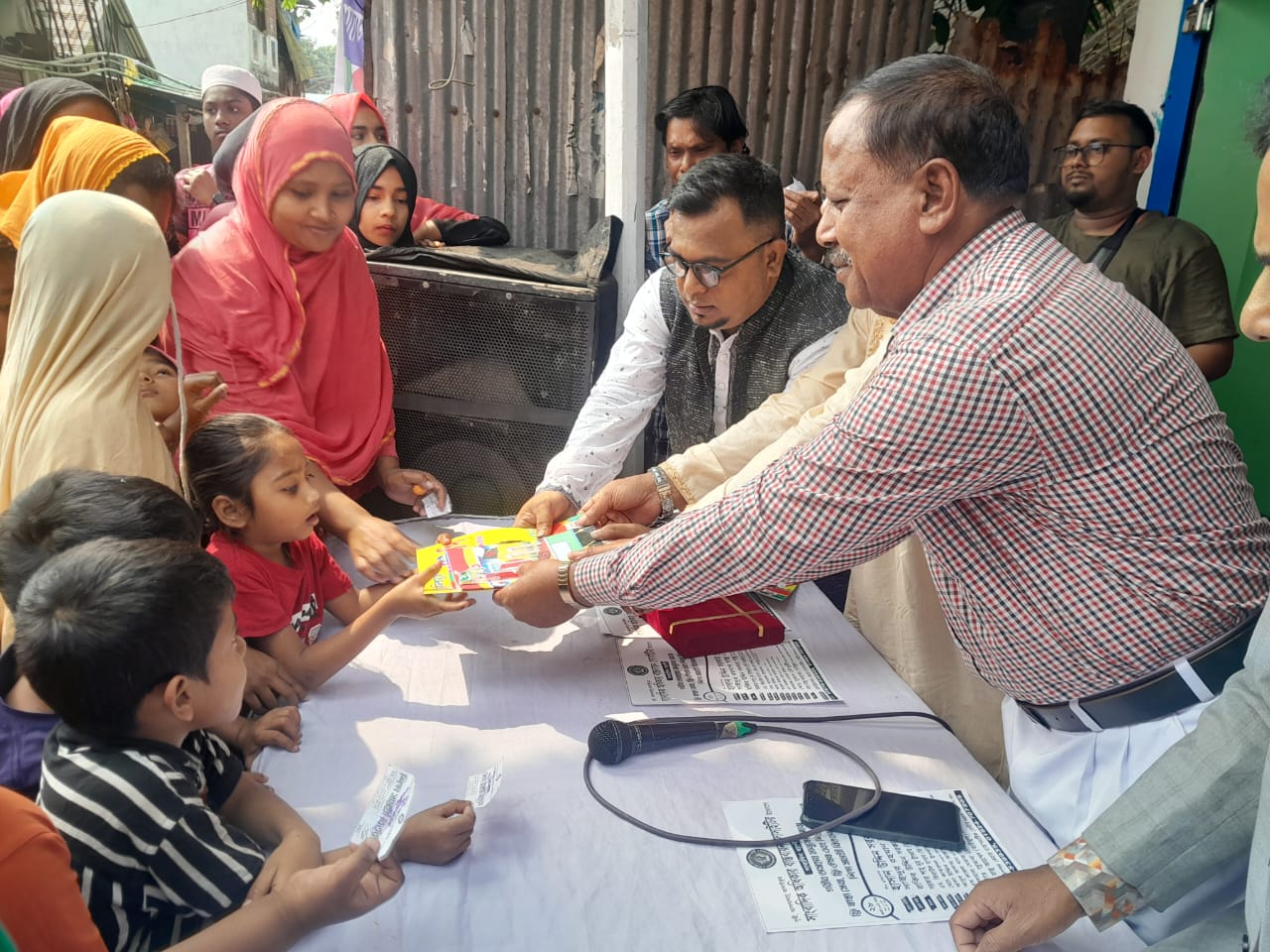 অসহায় দরিদ্র ও পথশিশুদের মাঝে শিক্ষা সামগ্রী বিতরন। 